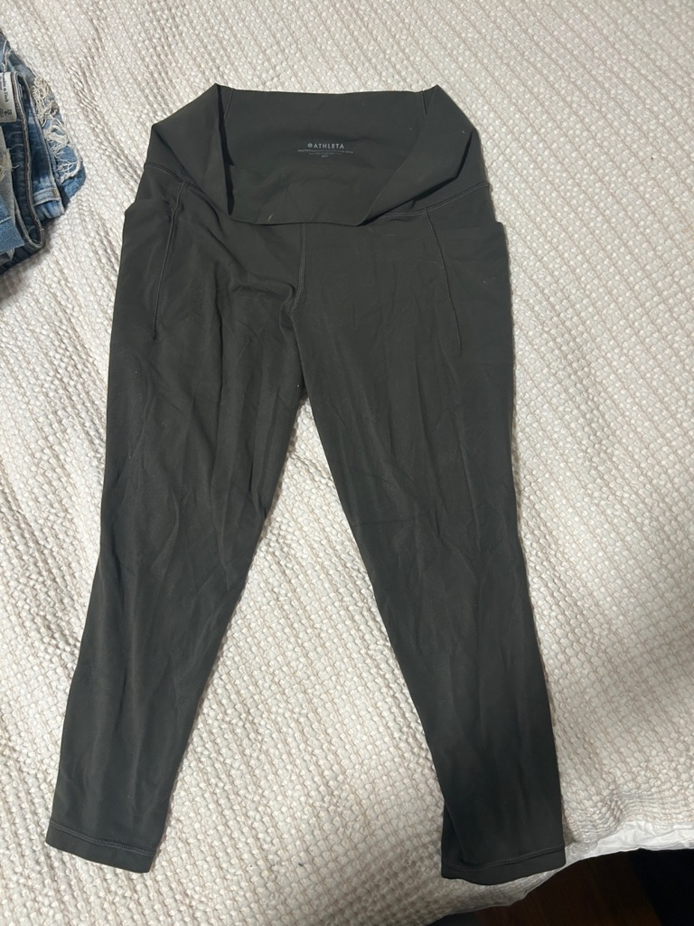 Athleta green salutation stash pocket 7/8 Leggings